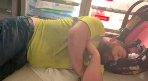 Das Foto eines Vaters, der im Krankenhaus auf dem Boden schläft, ging viral: Seine Frau erzählt, was passiert war